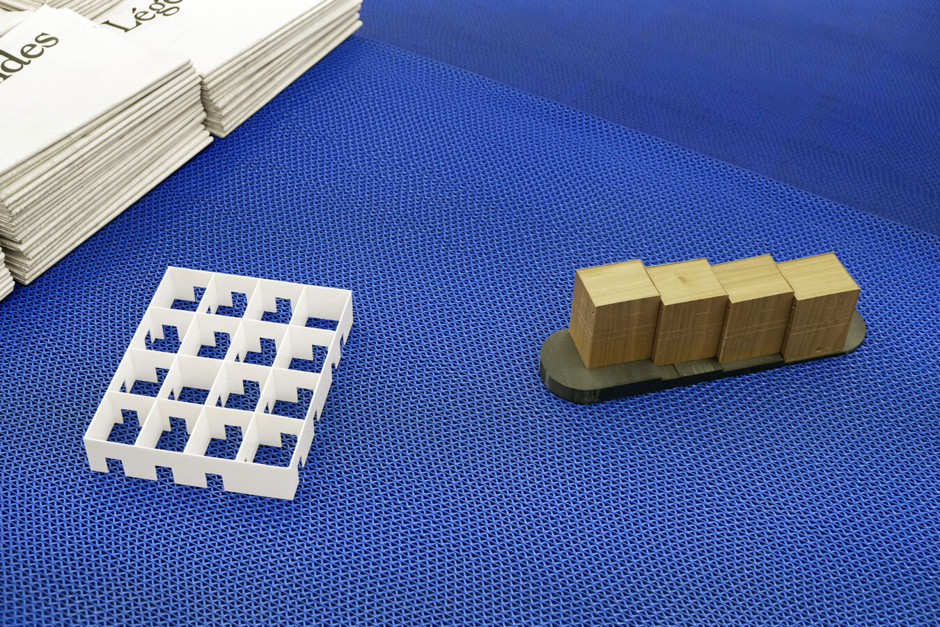 maquettes 1:100 . maison pour un collectionneur © Eric Lapierre [ 2012 ] + maison Navarro © Frédéric Druot [ 1987 ] dans le cadre de l'exposition Légendes, Maison de l'Architecture Occitanie-Pyrénées [ 2021 ] photographie © Nicolas Dorval-Bory
