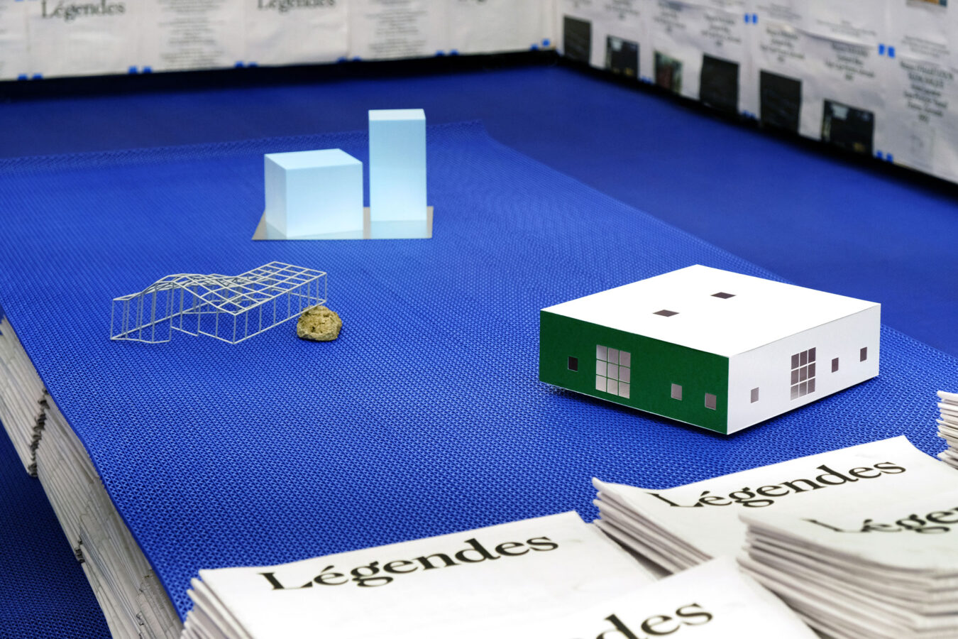 maquettes 1:100 . maison Barrack © François Roche [ 2003 ] + maison Chézine © Barto+Barto [ 1978 ] dans le cadre de l'exposition Légendes, Maison de l'Architecture Occitanie-Pyrénées [ 2021 ] photographie © Nicolas Dorval-Bory