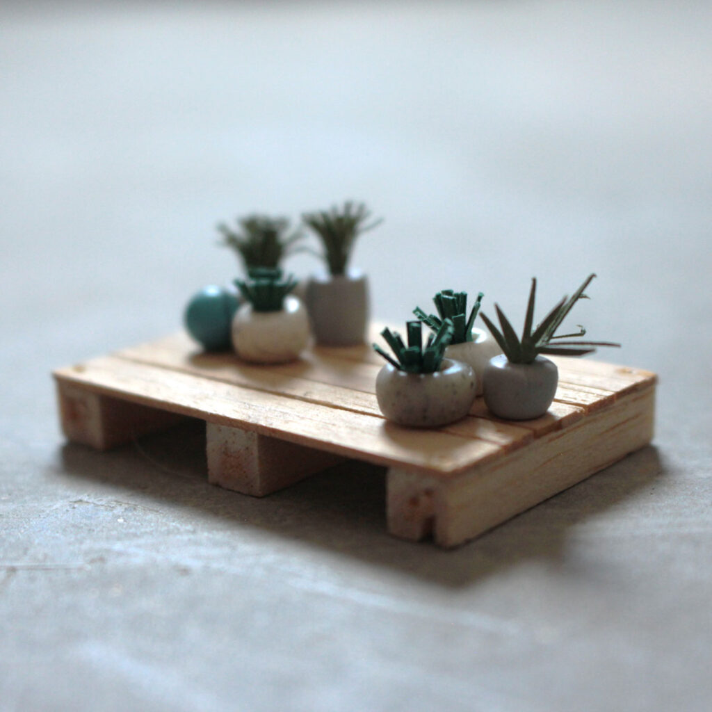 maquette . palette en bois, végétaux et pots